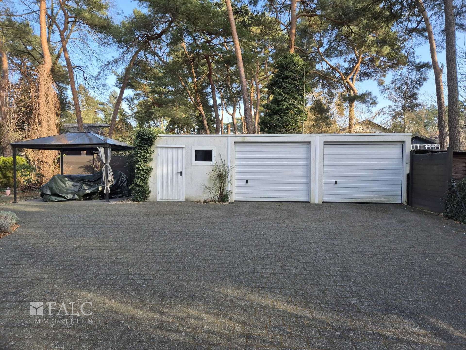 Doppelgarage mit Werkstatt